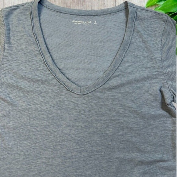 Abercrombie & Fitch Lot of 2 Tees T-Shirts Cropped and V-Neck - Size S - Picture 7 of 10